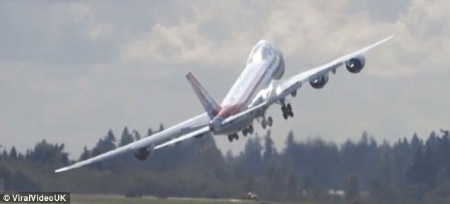 Phi công lái Boeing “vẫy cánh” chào như trong phim - 2 ...và nhanh chóng thực hiện màn vẫy cánh ở độ cao rất thấŰ