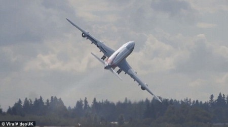Phi công lái Boeing “vẫy cánh” chào như trong phim - 3 Máy bay hết nghiêng sang trái lại lượn sang phải