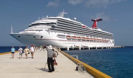 Tàu Mỹ chở y tá nghi nhiễm Ebola bị một loạt quốc gia xua đuổi - 1 Một tàu du lịch của Carnival Magic