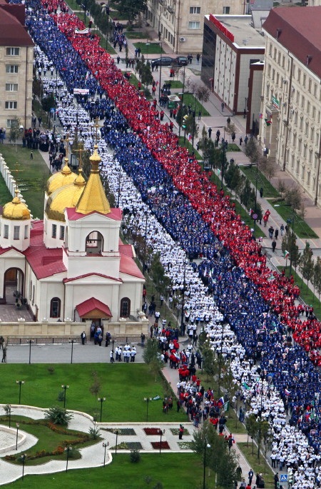 Putin hóa thành Hercules trong tranh vui mừng sinh nhật - 1 Khoảng 100.000 người diễu hành mừng sinh nhật ông Putin tại Chechnya