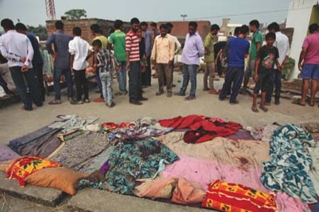 Cư dân biên giới Ấn Độ tháo chạy sau cuộc đấu pháo với Pakistan - 1 Nhiều người Ấn Độ và Pakistan đã chết và bị thương vì các vụ đọ súng