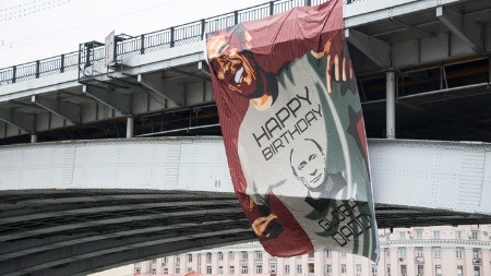 Putin hóa thành Hercules trong tranh vui mừng sinh nhật - 4 Một áp phích khổng lồ in hình Tổng thống Mỹ Obama mặc áo chúc mừng sinh nhật Putin