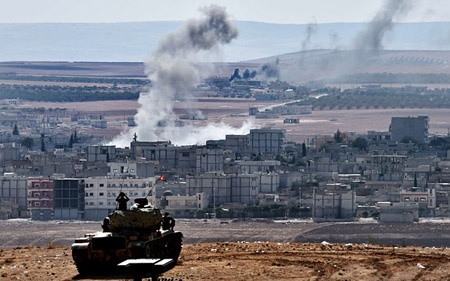 Phiến quân IS ồ ạt tăng viện quân tới điểm nóng Kobane - 1 Binh sỹ Thổ Nhĩ Kỳ quan sát Kobane bị pháo kích từ bên kia biên giới
