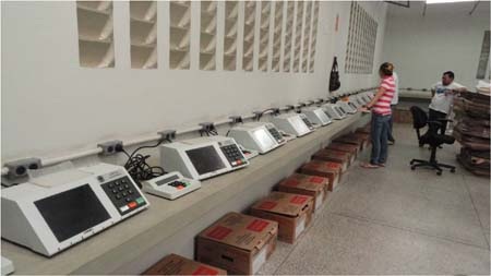 Cử tri Brazil đi bầu Tổng thống sau chiến dịch tranh cử kịch tính - 2 Các máy bỏ phiếu điện tử đã được chuẩn bị sẵn sàng