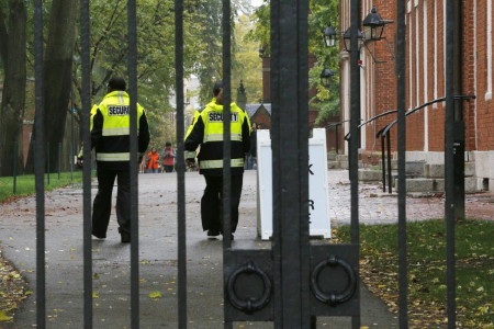 Cảnh sát tuần tra trong đại học Harvard