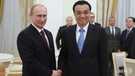 Tổng thống Nga Putin (trái) bắt tay ông Lý Khắc Cường đang ở thăm Nga