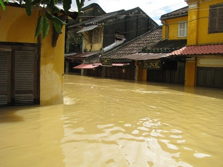 Thủy điện xả lũ, Hội An chìm trong biển nước  - 11