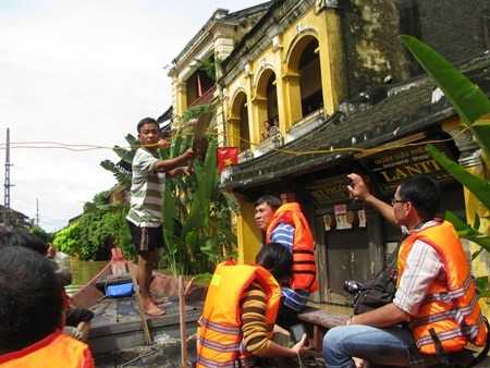 Thủy điện xả lũ, Hội An chìm trong biển nước  - 19