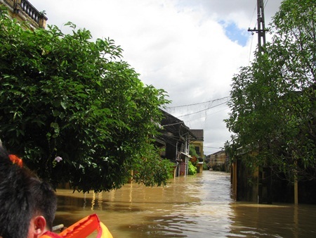 Thủy điện xả lũ, Hội An chìm trong biển nước  - 10