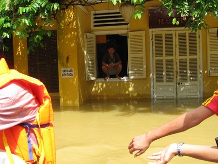 Thủy điện xả lũ, Hội An chìm trong biển nước  - 13