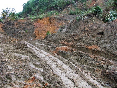 Đường “nát bấy” sau mưa lũ, dân chất chồng khó khăn - 2