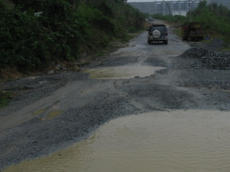 Đường “nát bấy” sau mưa lũ, dân chất chồng khó khăn - 3