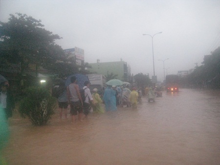 Đà Nẵng ngập to, cấm xe lưu thông qua Quốc lộ 1A trong đêm - 1 Đà Nẵng ngập to, cấm xe lưu thông qua Quốc lộ 1A trong đêm - 1