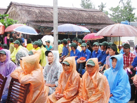 Hàng trăm người cùng dọn sạch bãi biển đẹp top 50 thế giới - 1