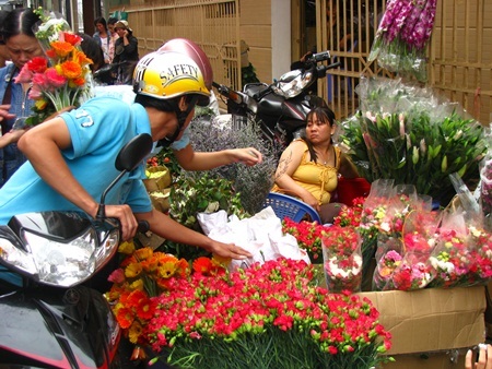 Đường hoa Phạm Phú Thứ tấp nập hơn hẳn thường ngày. (Ảnh: Khánh Hiền)