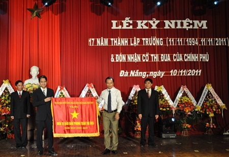 Đà Nẵng: ĐH Duy Tân đón nhận Cờ thi đua của Chính phủ - 1
