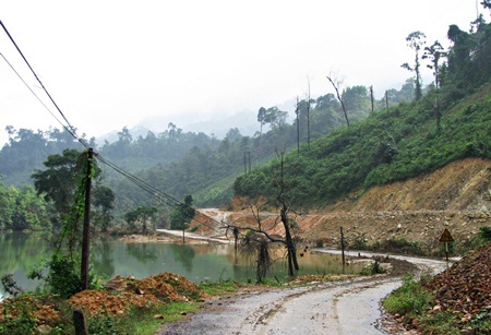 Đường “nát bấy” sau mưa lũ, dân chất chồng khó khăn - 4