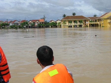 Thủy điện xả lũ, Hội An chìm trong biển nước  - 3