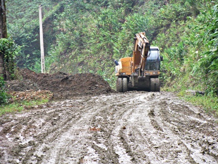 Đường “nát bấy” sau mưa lũ, dân chất chồng khó khăn - 10