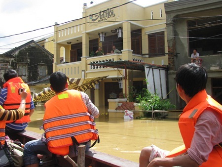 Thủy điện xả lũ, Hội An chìm trong biển nước  - 22