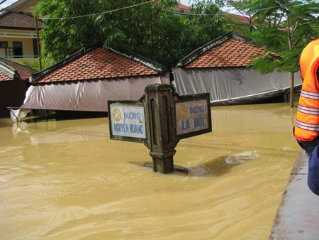 Thủy điện xả lũ, Hội An chìm trong biển nước  - 5