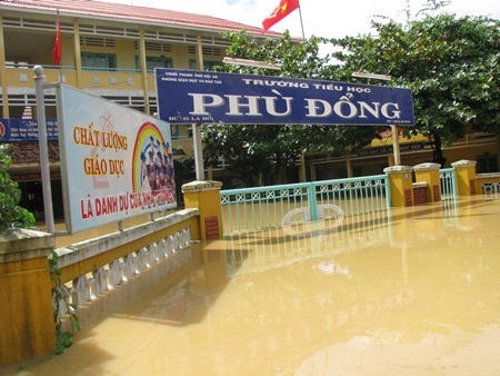 Thủy điện xả lũ, Hội An chìm trong biển nước  - 8