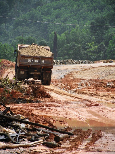 Đường “nát bấy” sau mưa lũ, dân chất chồng khó khăn - 8