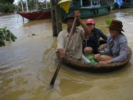 Thủy điện xả lũ, Hội An chìm trong biển nước  - 20