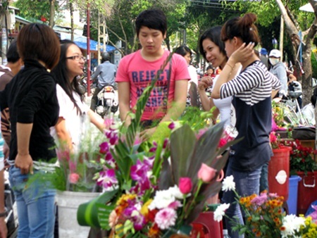 Nhiều học trò đã ra trường vẫn gắng về quê thăm, tri ân thầy cô giáo cũ. (Ảnh: Khánh Hiền)