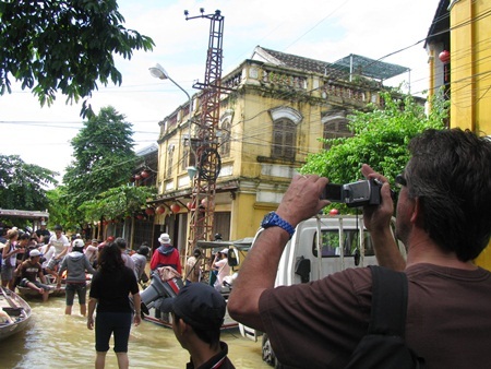 Thủy điện xả lũ, Hội An chìm trong biển nước  - 24