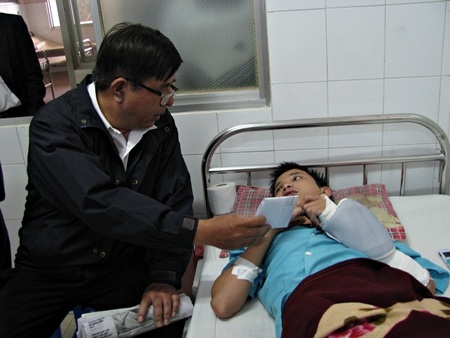 Chạy trốn quản lý KTX, sinh viên nhảy lầu từ tầng 2