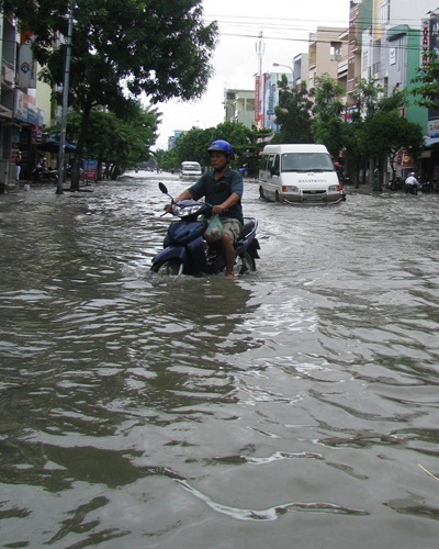 Đà Nẵng ngập to, cấm xe lưu thông qua Quốc lộ 1A trong đêm - 2