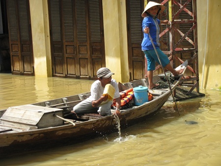 Thủy điện xả lũ, Hội An chìm trong biển nước  - 18
