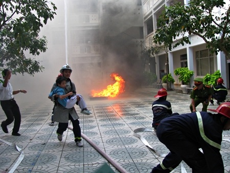 Đà Nẵng: Diễn tập phòng cháy chữa cháy và cứu nạn cho HS