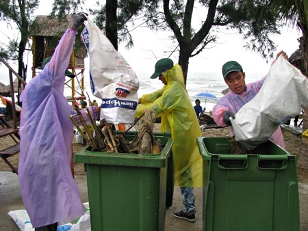 Hàng trăm người cùng dọn sạch bãi biển đẹp top 50 thế giới - 4