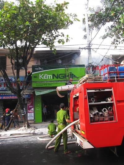 Cháy nổ tại một cửa hàng giữa trung tâm thành phố - 1