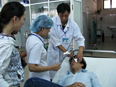 Đuổi việc 2 nhân viên giữ xe hành hung thí sinh - 1