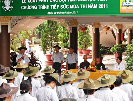 Phật tử tuổi cao vẫn nhiệt tình tiếp sức mùa thi - 1