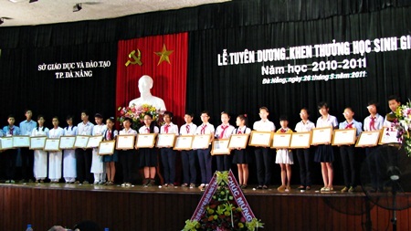 Đà Nẵng khen thưởng học sinh giỏi tiêu biểu toàn thành phố - 1