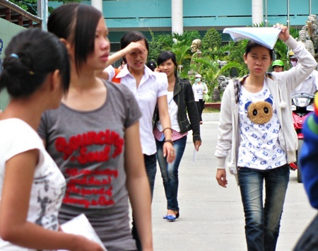 Đề Lý nhẹ nhàng, đề Sinh hơi dài, đề Văn vừa sức - 2