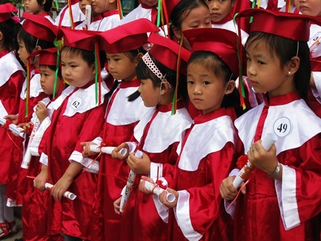 Ngộ nghĩnh bé mẫu giáo mặc áo "tân cử nhân" - 11
