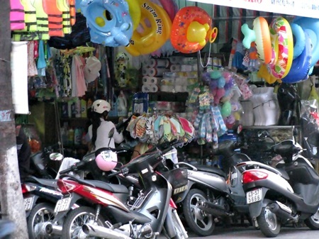 Hàng chống nắng, quạt phun sương “lên ngôi” - 1