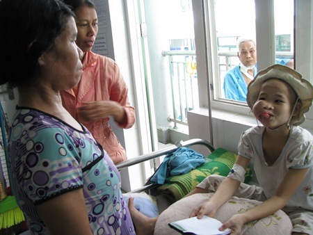 Em Hồ Thị Bé bị ung thư xương hàm - 2