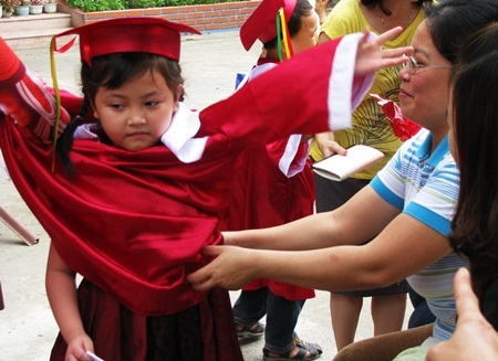Ngộ nghĩnh bé mẫu giáo mặc áo "tân cử nhân" - 3