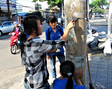 Hơn 300 tình nguyện viên ra quân xóa quảng cáo, rao vặt - 2