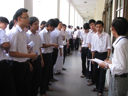 Thí sinh bước vào buổi thi đầu tiên - 9