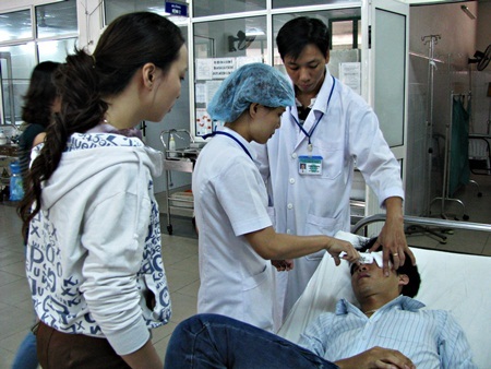 Hai thí sinh tố bị nhân viên giữ xe đánh rách khóe mắt - 2