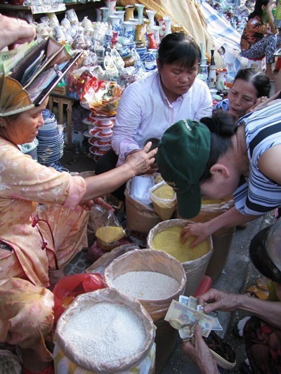 Tất bật sắm Tết diệt sâu bọ - 2