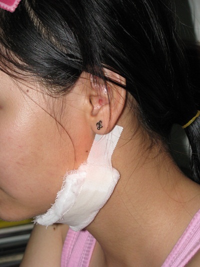 Nghi bị cướp người yêu, nữ sinh rạch mặt bạn trong lớp - 1