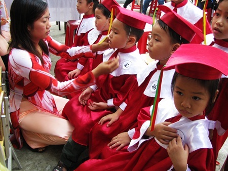 Ngộ nghĩnh bé mẫu giáo mặc áo "tân cử nhân" - 4